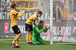 Kevin Broll bejubelt einen gehaltenen Ball wie einen SIegtreffer. | Foto: Dennis Hetzschold