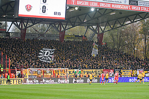 Dynamo-Fans im Gästeblock