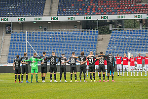 Vor der Partie versammeln sich beide Teams um den Mittelkreis zu einer Schweigeminute für Dynamo-Legende Hans-Jürgen "Dixie" Dörner. | Foto: Dennis Hetzschold