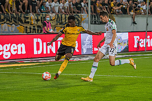 Michael Akoto setzt sich ein ums andere Mal über rechts durch und flankt in die Mitte. | Foto: Dennis Hetzschold