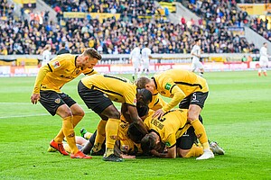 Das Team der SGD bejubelt Patrick Eberts 1:0-Führungstreffer.