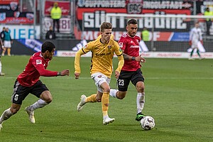 Dzenis Burnic setzt sich gegen Ingolstadts Paulo Otavio (li.) und Robin Krauße (re.) durch.