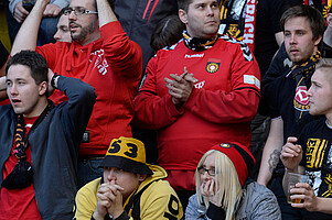 Fans beider Teams gemischt im Block