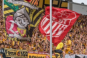 Dynamo-Fans und Anhänger des FSV Zwickau im Stimmungsblock
