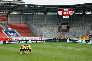 Der Mannschaftskreis vor dem Anstoß gegen den Halleschen FC. | Foto: Steffen Kuttner