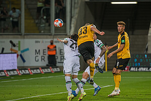 Christoph Daferner schraubt sich hoch und stellt per Kopf auf 1:0. | Foto: Dennis Hetzschold 