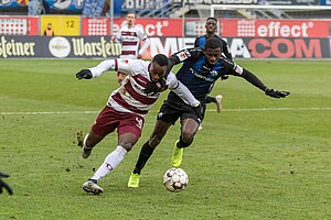 Erich Berko im Laufduell mit Jamilu Collins