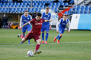 Kurz nach der Pause stellt Philipp Hosiner vom Elfmeterpunkt auf 3:0. | Foto: Steffen Kuttner