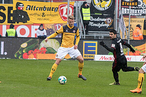 Marcel Franke im Aufbauspiel gegen Almog Cohen. (Foto: Steffen Kuttner)