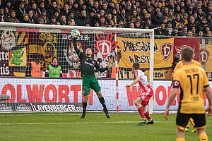 Hielt mit starken Paraden den Auswärtssieg fest: Dynamo-Keeper Marvin Schwäbe. (Foto: Steffen Kuttner)