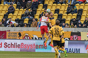 Lucas Röser im Kopfballduell gegen Ex-Dynamo Marvin Knoll. (Foto: Steffen Kuttner)