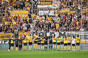 Mannschaft und Fans feiern den Heimsieg