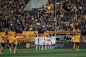 Düsseldorfer Spieler jubeln nach dem 0:1 vor dem K-Block
