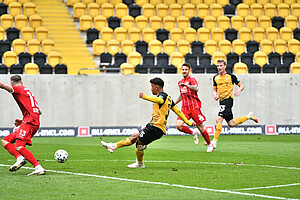 Mit einem Wahnsinnsantritt erläuft sich Ransford-Yeboah Königsdörffer einen Steckpass und stellt gekonnt auf 2:0. | Foto: Dennis Hetzschold