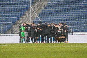 Nach dem Schlusspfiff versammelt sich das Zweitliga-Team der SGD zum Mannschaftskreis. | Foto: Dennis Hetzschold