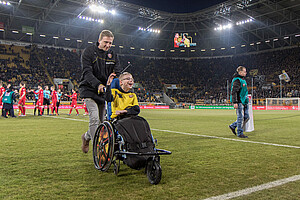 11 Kinder der "Lebenshilfe" begleiteten zum Aktionstag des Centre for Access to Football in Europe die Mannschaften aufs Feld. (Foto: Steffen Kuttner)