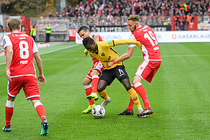 Moussa Koné wird von Manuel Schmiedebach (li.) und Florian Hübner gestoppt