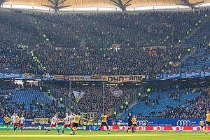 Rund 4.500 Dynamo-Fans unterstützen die SGD beim HSV.