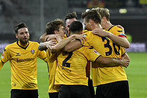 Die Mannschaft bejubelt Gogias 2:0 - Kreuzer ist sichtlich beeindruckt ob des starke Distanzschusses.