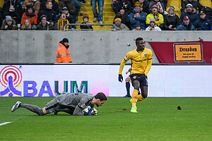 Kiels Keeper Kronholm vereitelt gegen Moussa Koné