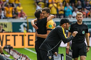 Neuzugang Alexander Jeremejeff bejubelt mit Cheftrainer Cristian Fiel seinen ersten Treffer im ersten Spiel für die SGD.