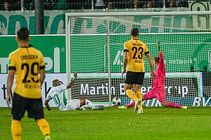 Schon nach sieben Minuten trifft Fürths Keita-Ruel zur Führung.