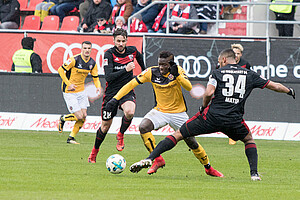 Moussa Koné setzt sich im Tempodribbling gegen Matip durch. (Foto: Steffen Kuttner)