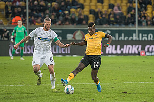 Koné geht gegen SVS-Kapitän Diekmeier ins Dribbling.
