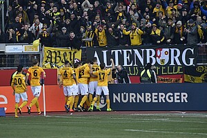 Die Mannschaft jubelt mit den mehr als 10.000 mitgereisten Dynamo-Fans über das 2:0.
