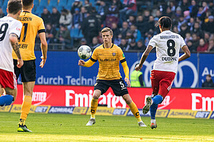 Dzenis Burnic bei der Ballannahme.
