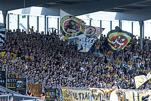 Voller Gästeblock. Über 2.200 Schwarz-Gelbe begleiteten die Mannschaft nach Braunschweig. (Foto: Steffen Kuttner)