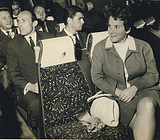 Das grüne Kleid mit dem weißen Kragen - hier getragen im Mannschaftsbus auf dem Weg nach Glasgow 1967. | Foto: Archiv Dresdner Fußballmuseum
