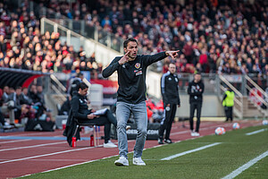 Cheftrainer Guerino Capretti coacht seine Schützlinge gestenreich von der Seitenlinie. | Foto: Dennis Hetzschold