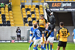 Gästekeeper Markus Kolke pflückt das Spielgerät vor Kevin Ehlers aus der Luft. | Foto: Dennis Hetzschold