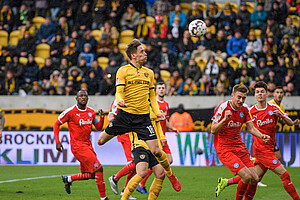 Jannik Müller beim Kopfball auf das Kieler Tor