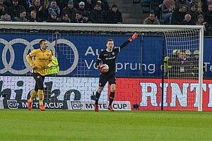 SGD-Torwart Markus Schubert dirigiert seine Vorderleute