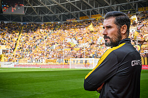 Cheftrainer Cristian Fiel vor dem K-Block.