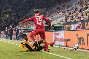 Moussa Koné erkämpft den Ball gegen Heidenheims Strauß. (Foto: Steffen Kuttner)