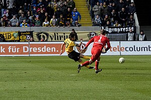 Pascal Testroet freut sich über seinen Treffer zum 2:0 gegen Fortuna Köln.