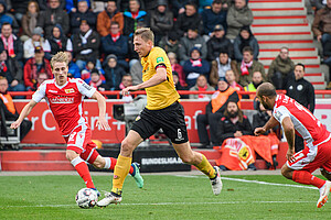 Marco Hartmann spielt den Ball zwischen Joshua Mees und Akaki Gogia
