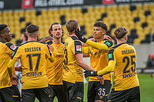 Dynamo bejubelt den wichtigen Heimsieg. | Foto: Dennis Hetzschold