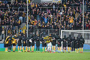 Der K-Block feiert die Spieler trotz der Niederlage