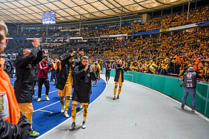 Die starke Leistung auf dem Feld und den Rängen wird nach Abpfiff von beiden Seiten gewürdigt.