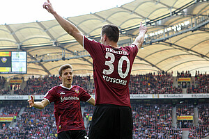 Stefan Kutschke jubelt nach seinem Tor zum 0:1 mit Niklas Hauptmann