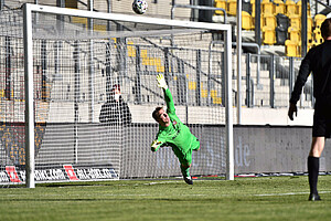 Kevin Broll macht sich ganz lang, muss aber nicht eingreifen, weil Deichmann den Elfmeter über die Latte setzt. | Foto: Dennis Hetzschold