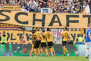 Gemeinsame Freude über die 1:0-Führung.
