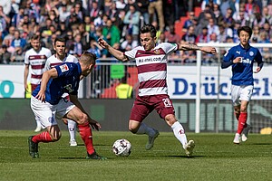 Baris Atik in Zweikampf mit einem Kieler Gegenspieler