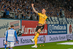 Der Torschütze jubelt vor dem gut gefüllten Dresdner Block. | Foto: Dennis Hetzschold