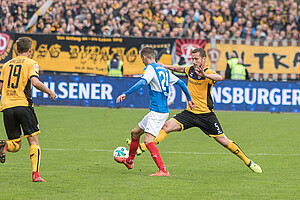Manuel Konrad gegen Kiels Offensivkraft Dominick Drexler. (Foto: Steffen Kuttner)