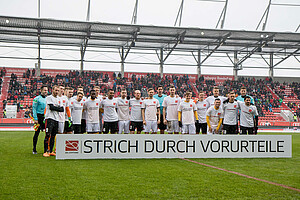 Vor dem Spiel setzten beide Teams ein Zeichen für die Aktion "Strich durch Vorurteile" der DFL-Stiftung. (Foto: Steffen Kuttner)